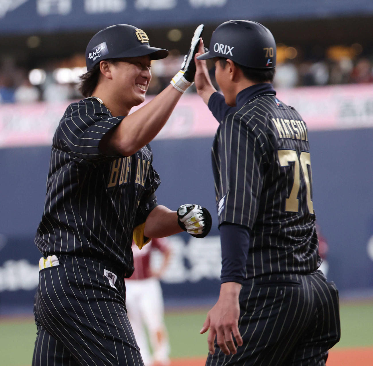 オリックス対楽天　5回裏オリックス2死一塁、杉本裕太郎（左）は左越えに本塁打を放ち、松井佑介コーチとハイタッチして本塁に向かう（撮影・西尾就之）