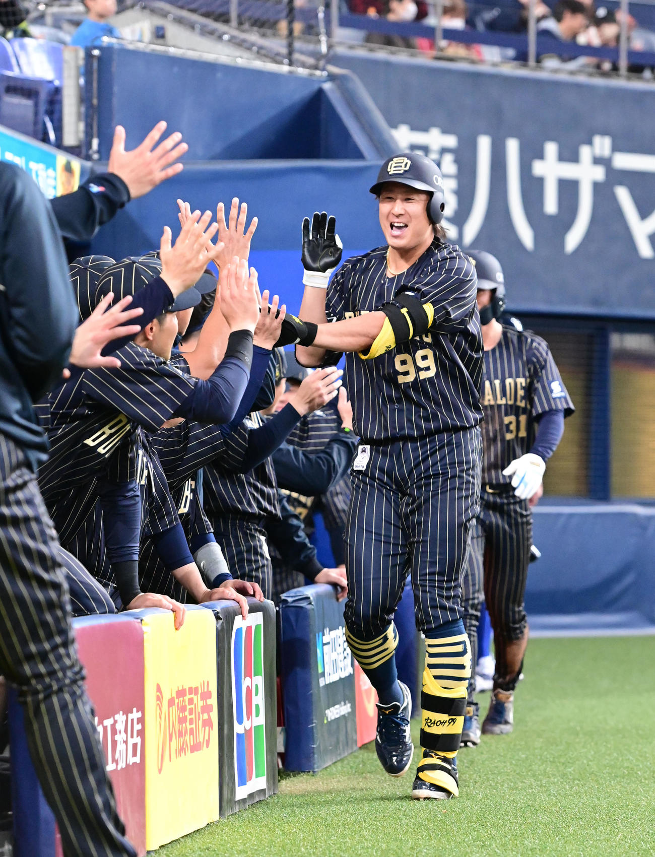 オリックス対楽天　5回裏オリックス2死一塁、左越え本塁打を放った杉本はベンチ前でナインとタッチ（撮影・和賀正仁）