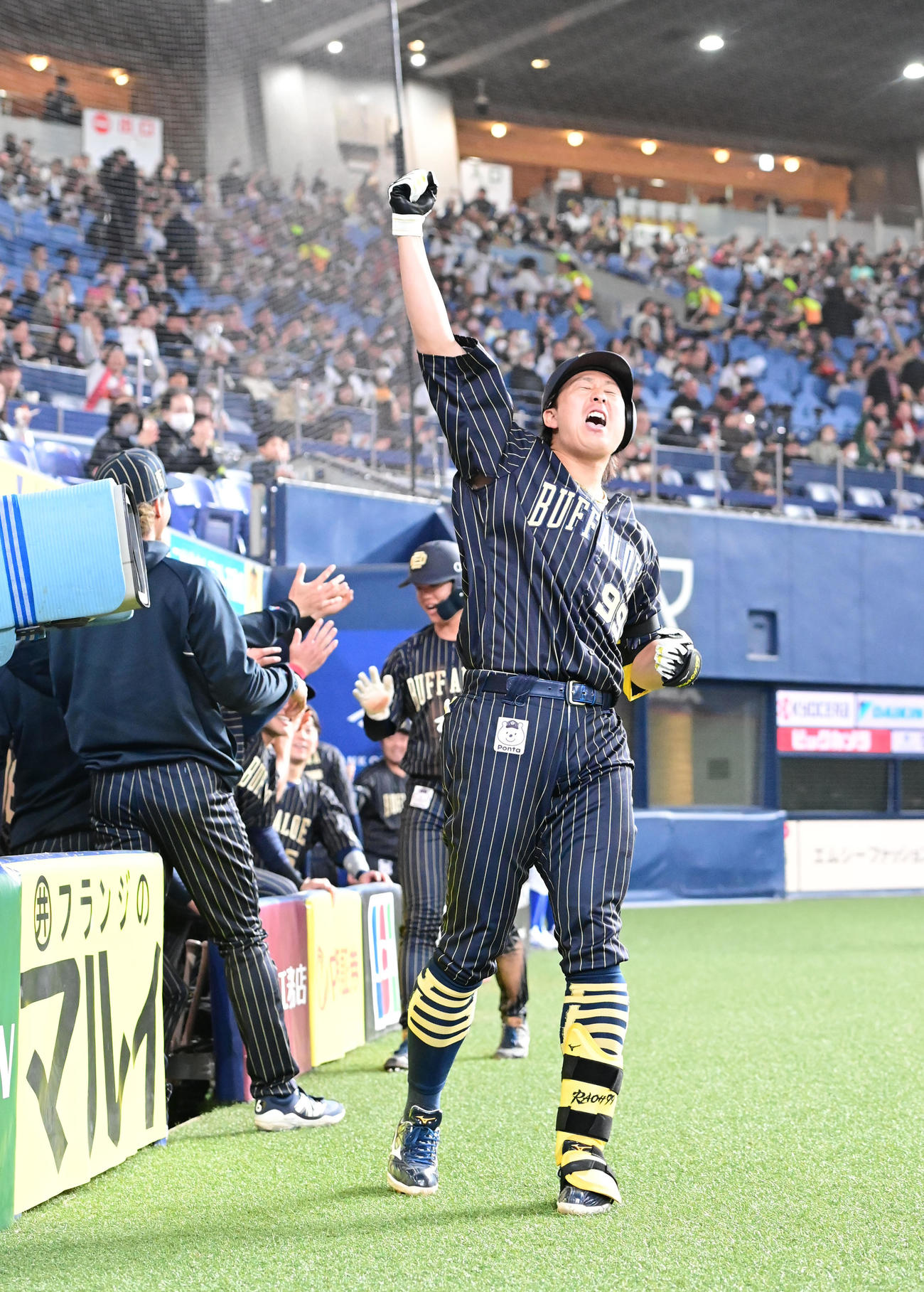 オリックス対楽天　5回裏オリックス2死一塁、左越え本塁打を放った杉本はベンチ前で昇天ポーズ（撮影・和賀正仁）