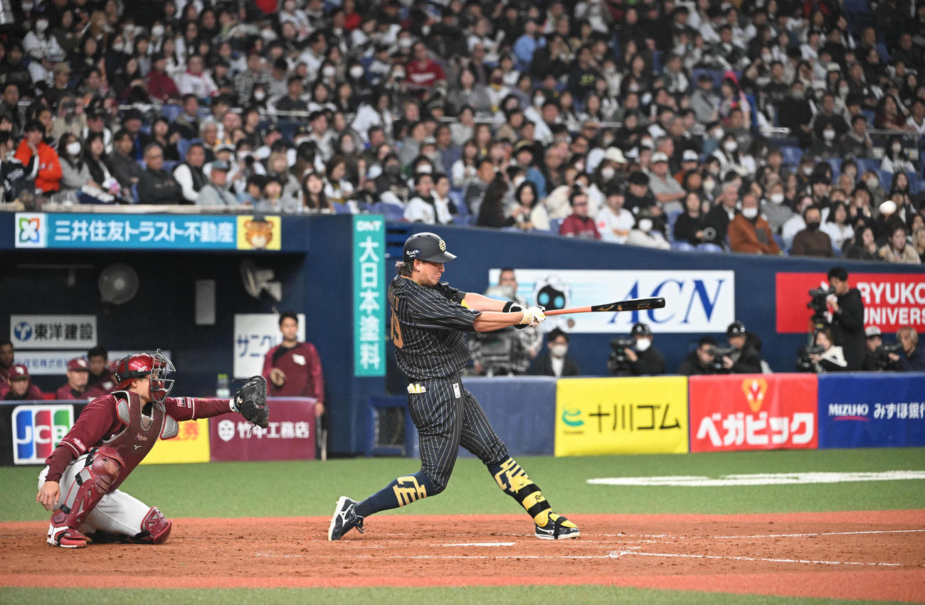 オリックス対楽天　5回裏オリックス2死一塁、左越え本塁打を放つ杉本（撮影・和賀正仁）