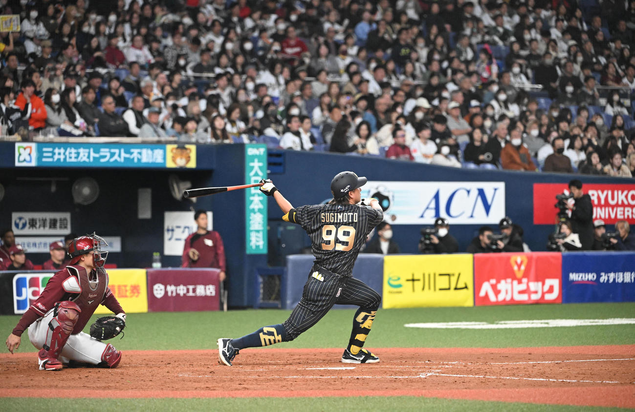 オリックス対楽天　5回裏オリックス2死一塁、左越え本塁打を放つ杉本（撮影・和賀正仁）