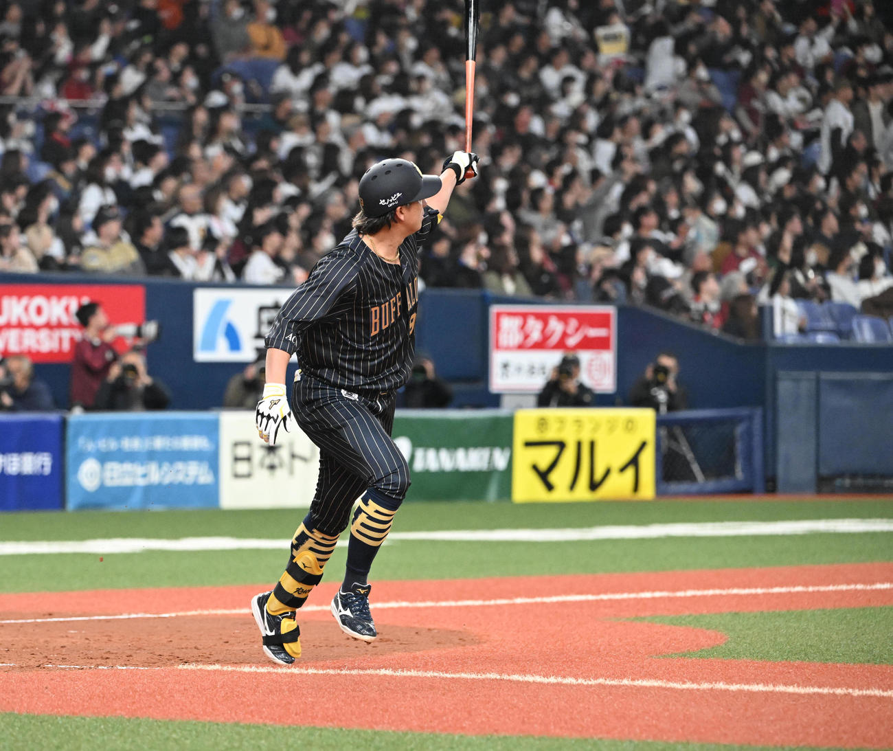 オリックス対楽天　5回裏オリックス2死一塁、左越え本塁打を放つ杉本（撮影・和賀正仁）