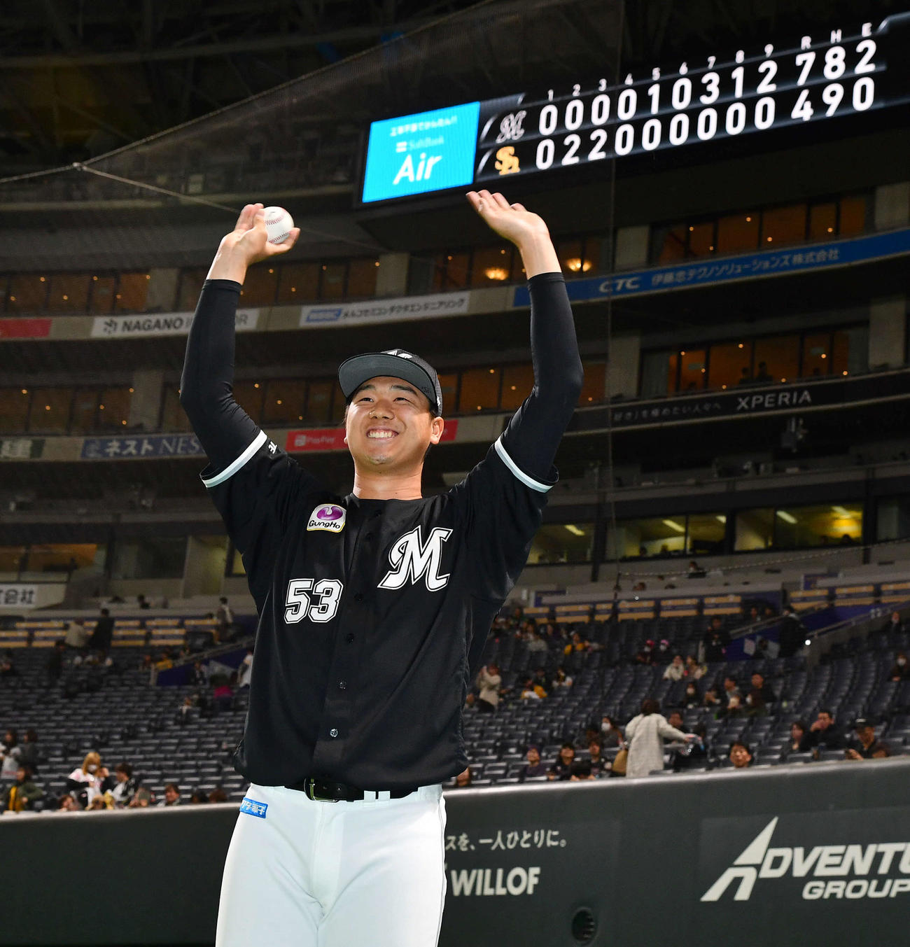 ソフトバンク対ロッテ　プロ初勝利を挙げ、記念球を手に笑顔でロッテファンに手を振る木村（撮影・岩下翔太）