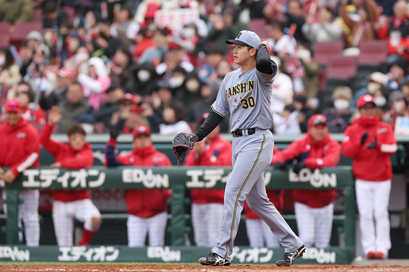広島対阪神　4回裏広島無死一、三塁、菊池の犠飛で先制を許した門別（撮影・前田充）