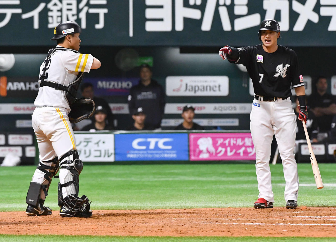 ソフトバンク対ロッテ　8回表ロッテ2死三塁、打者・藤岡（右）のとき、海野のプロテクターにボールが挟まり走者が進塁、ロッテの勝ち越し点となる（撮影・岩下翔太）