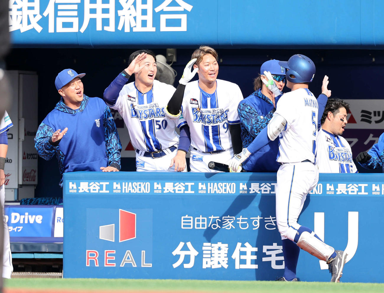 DeNA対中日　5回裏DeNA無死、松尾（手前右）の左越えソロ本塁打を迎える選手たち（撮影・鈴木正人）　