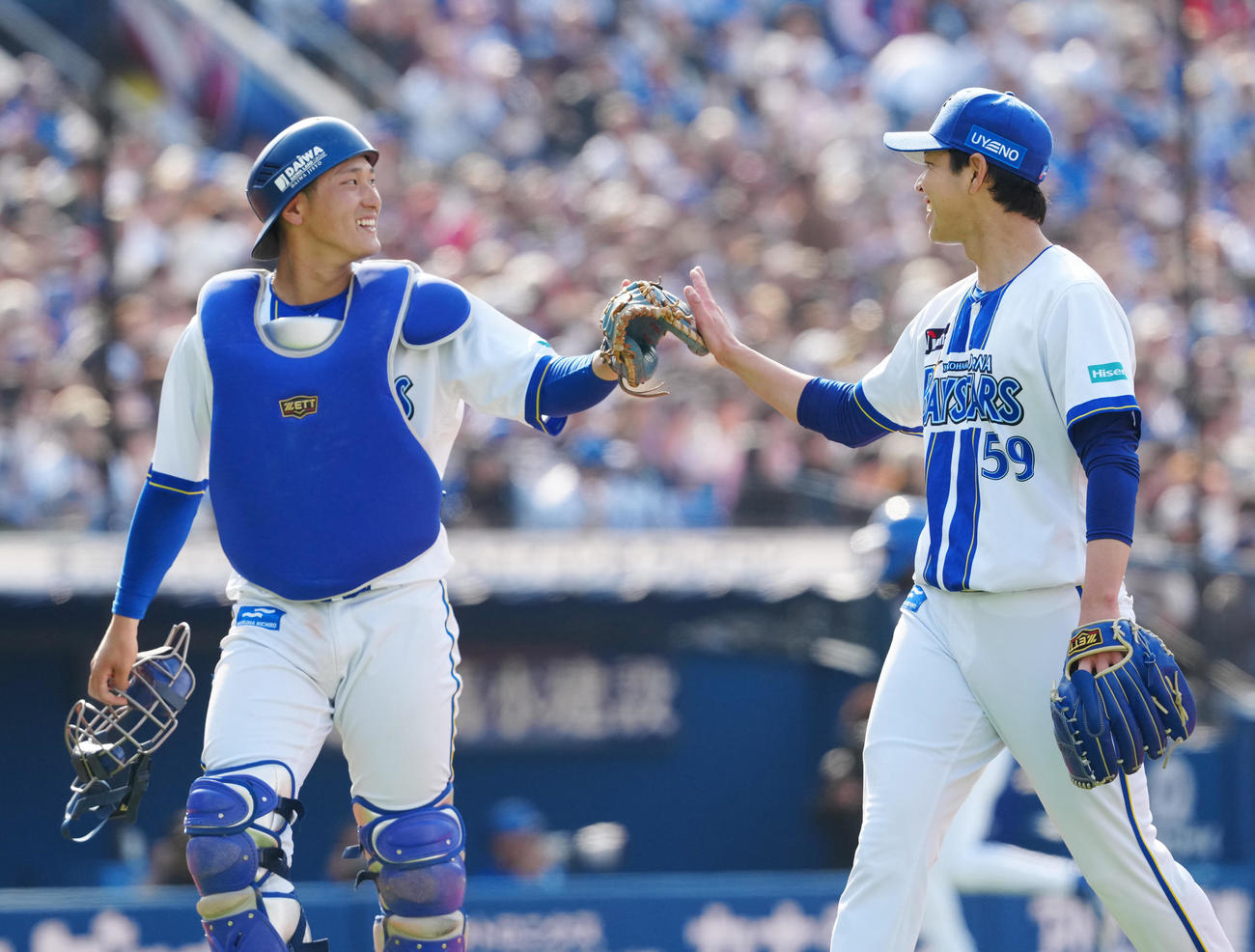 DeNA対中日　4回表終了後、笑顔でタッチを交わすDeNA先発の平良（右）と捕手松尾（撮影・江口和貴）