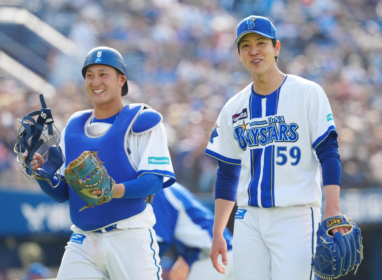 DeNA対中日　4回表終了後、笑顔でベンチに引き揚げるDeNA先発の平良（右）と捕手松尾（撮影・江口和貴）