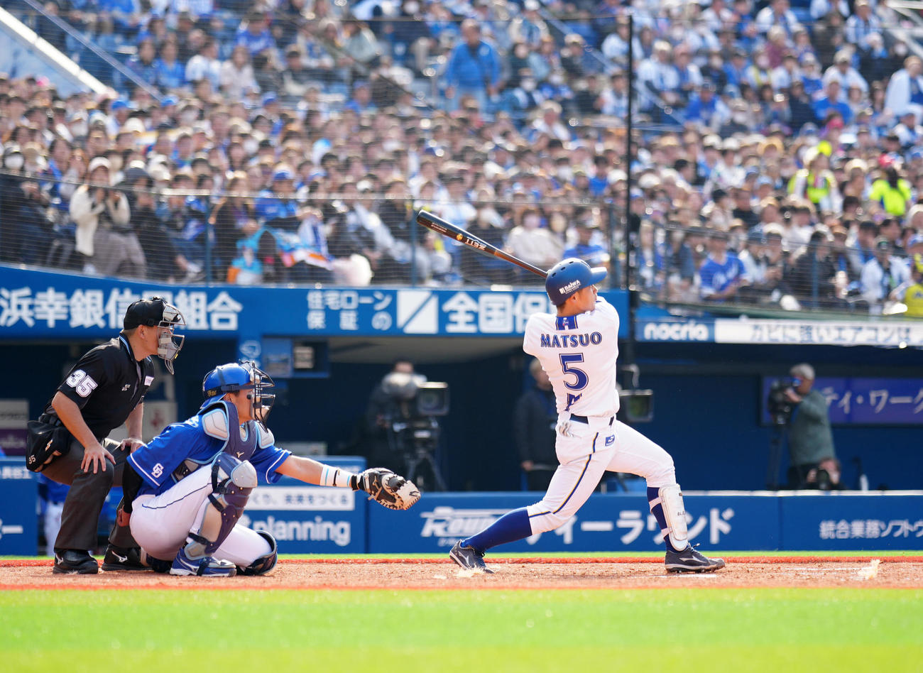 DeNA対中日　5回裏DeNA無死、プロ初となるソロ本塁打を放つ松尾（撮影・江口和貴）