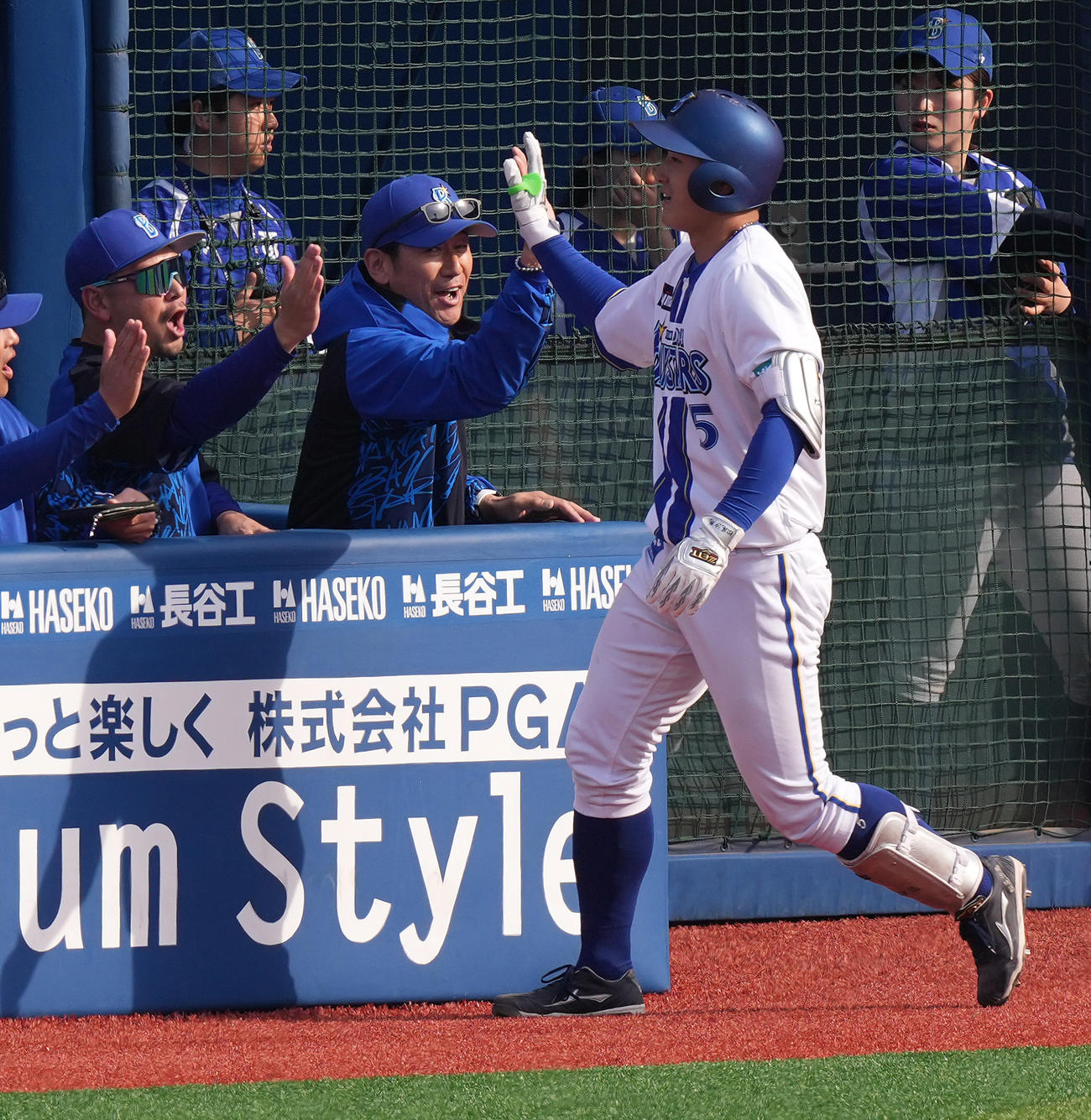 DeNA対中日　5回裏DeNA無死、左越えソロ本塁打を放った松尾（右）を迎える三浦監督（中央）（撮影・鈴木みどり）