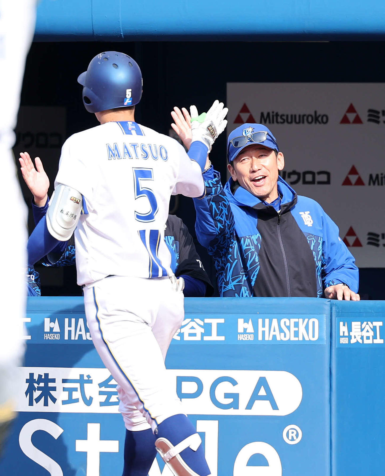 DeNA対中日　5回裏DeNA無死、松尾（左）の左越えソロ本塁打を迎える三浦監督（撮影・鈴木正人）　