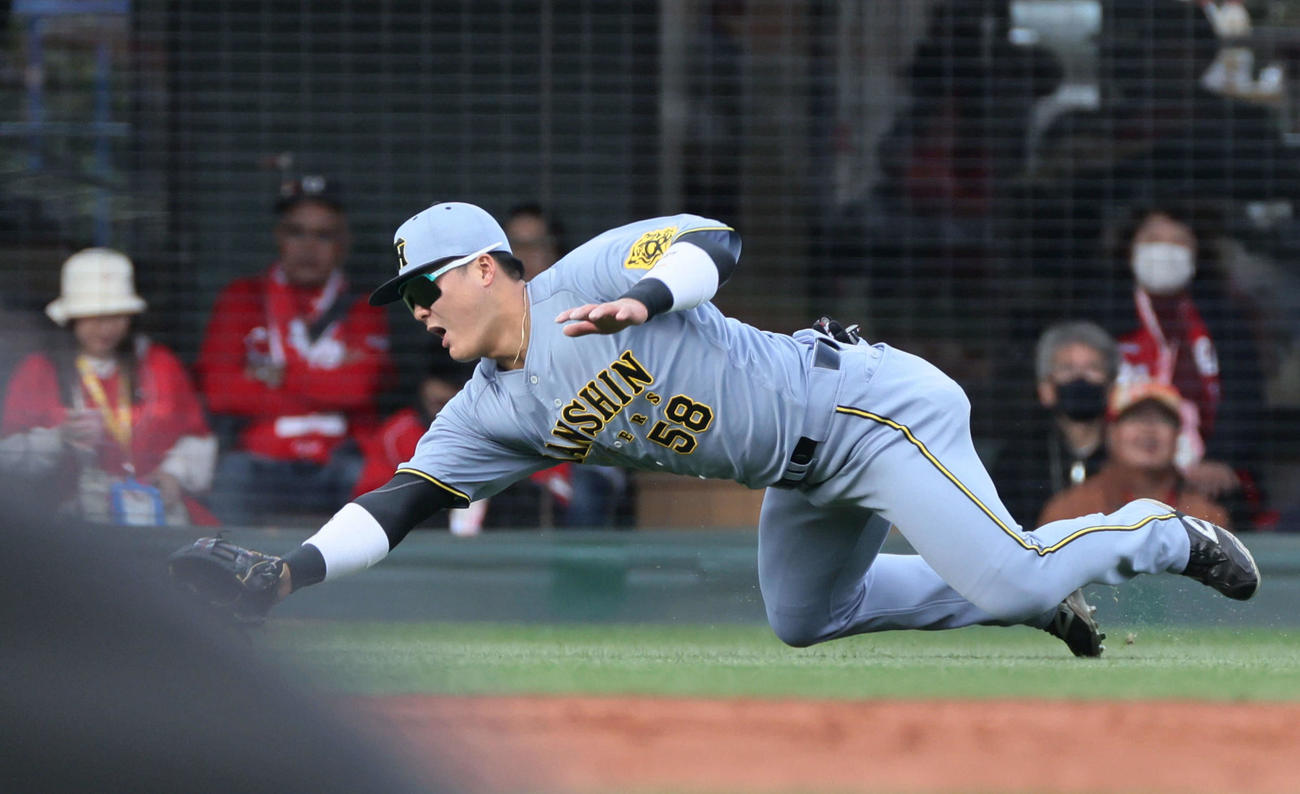 広島対阪神　7回裏広島2死、小園の打球を捕り逃す前川（撮影・加藤孝規）