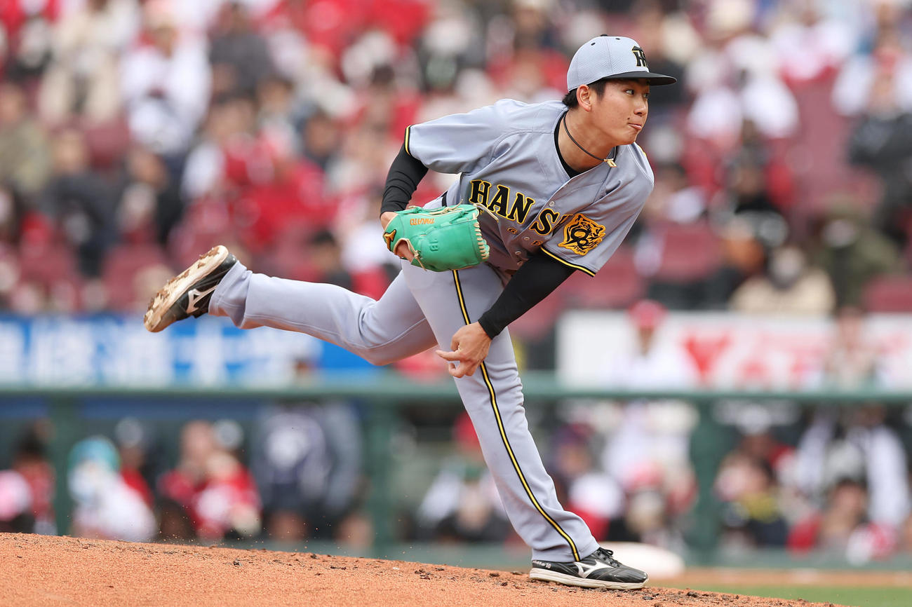 広島対阪神　力投する阪神3番手の伊原（撮影・前田充）