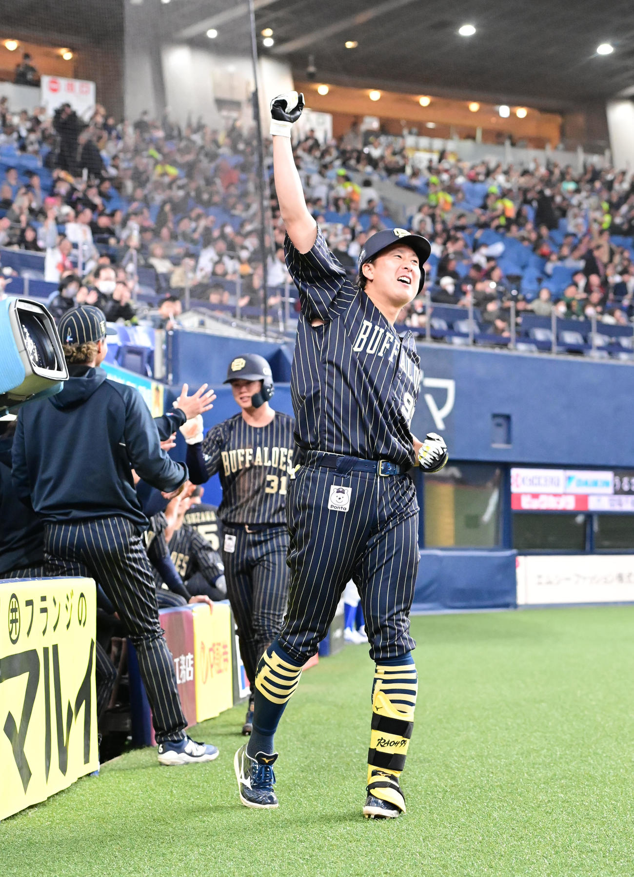 オリックス対楽天　5回裏オリックス2死一塁、左越え本塁打を放った杉本はベンチ前で昇天ポーズ（撮影・和賀正仁）
