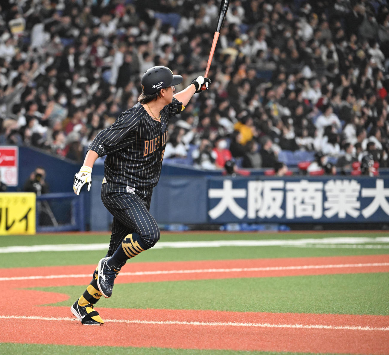 オリックス対楽天　5回裏オリックス2死一塁、左越え本塁打を放つ杉本（撮影・和賀正仁）