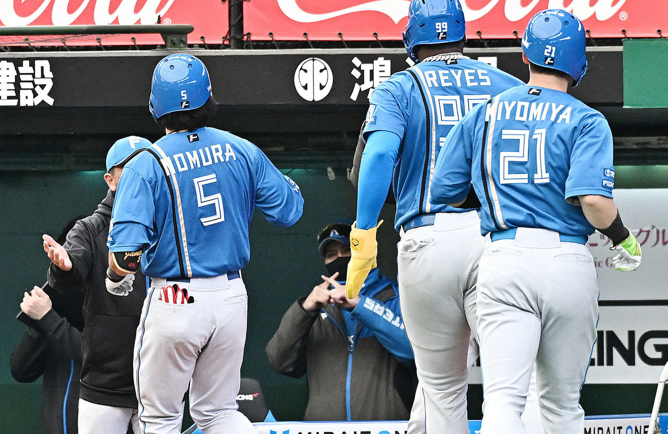 西武対日本ハム　3回表日本ハム1死一、二塁、3点本塁打を放った野村（手前左）にポーズを送る新庄監督（後方中央）（撮影・滝沢徹郎）
