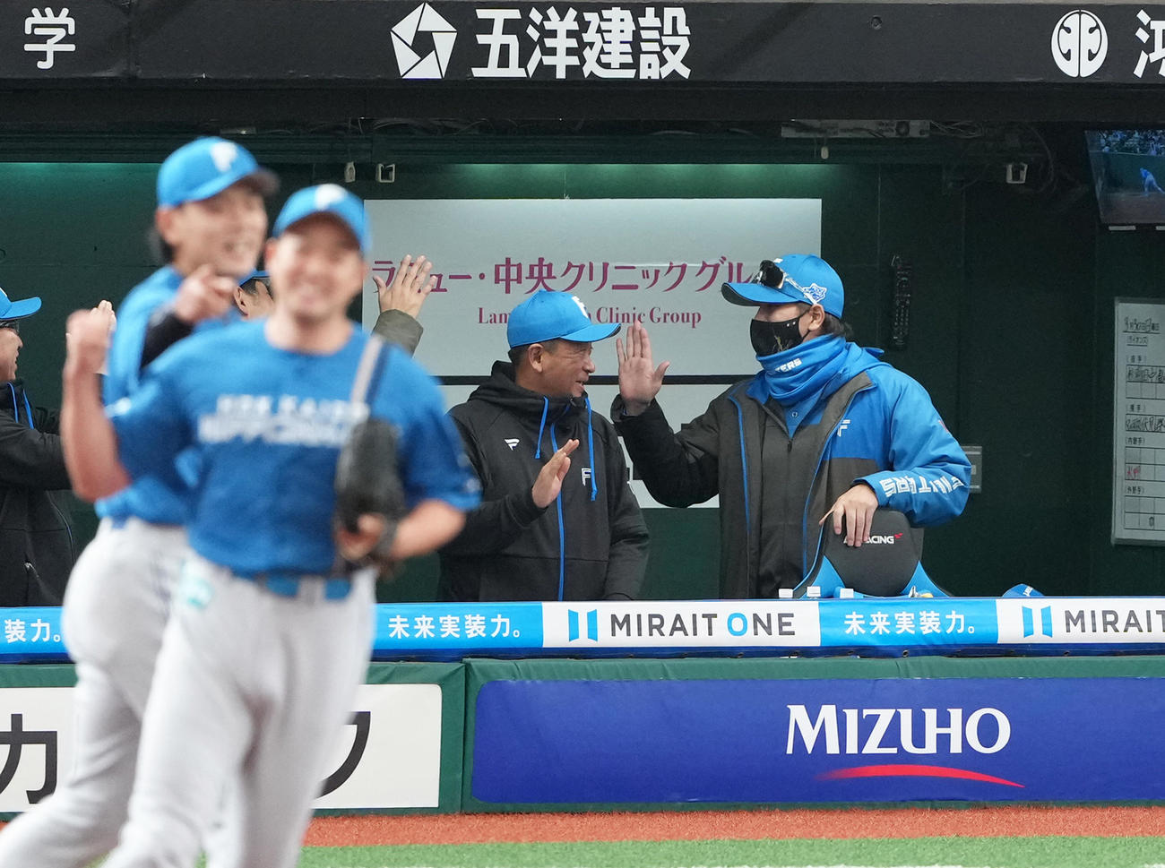 西武対日本ハム　開幕3連勝を飾り笑顔でタッチを交わす日本ハム新庄監督（右端）（撮影・足立雅史）