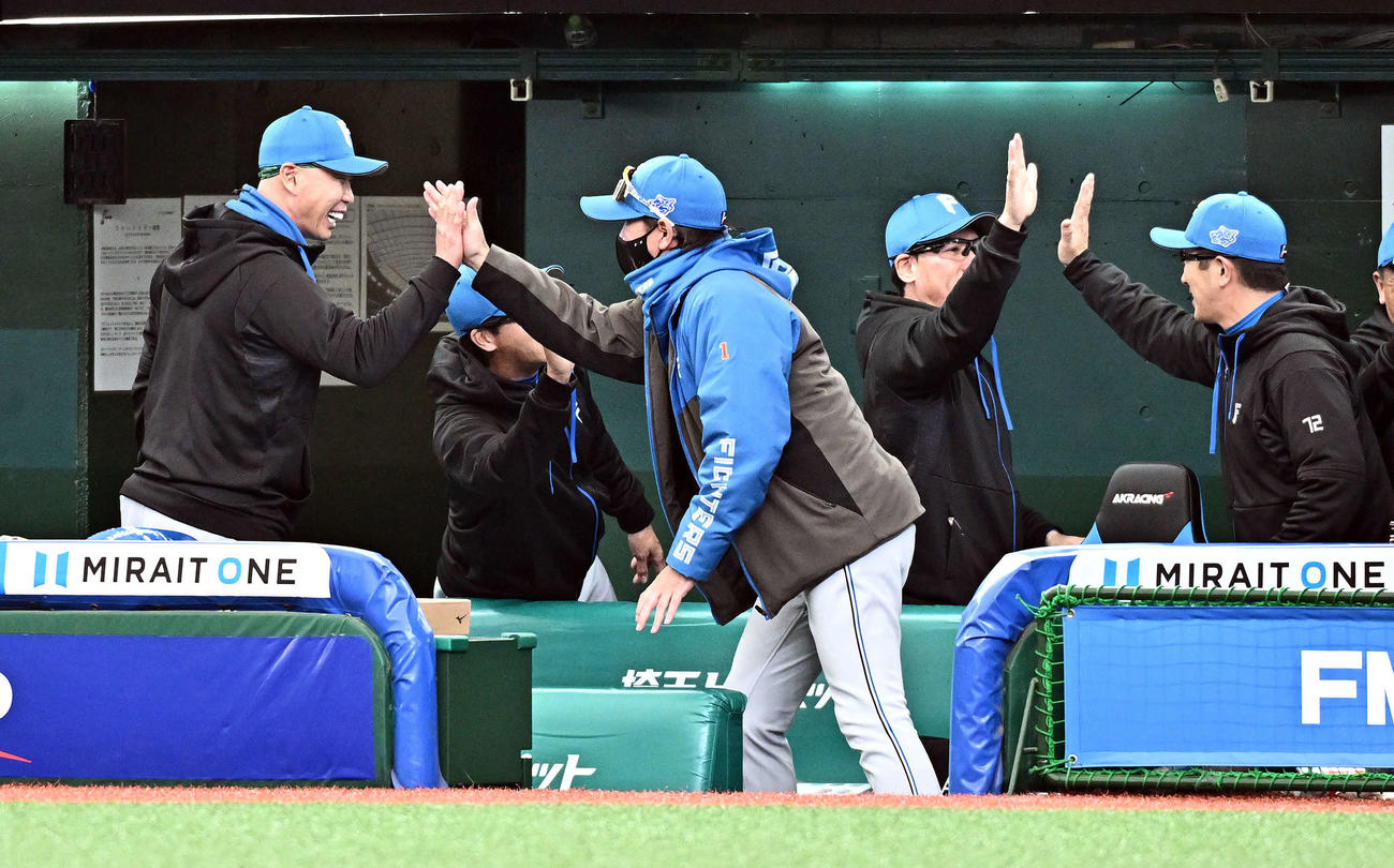 西武対日本ハム　試合に勝利しタッチをかわす日本ハム新庄監督（中央）（撮影・滝沢徹郎）