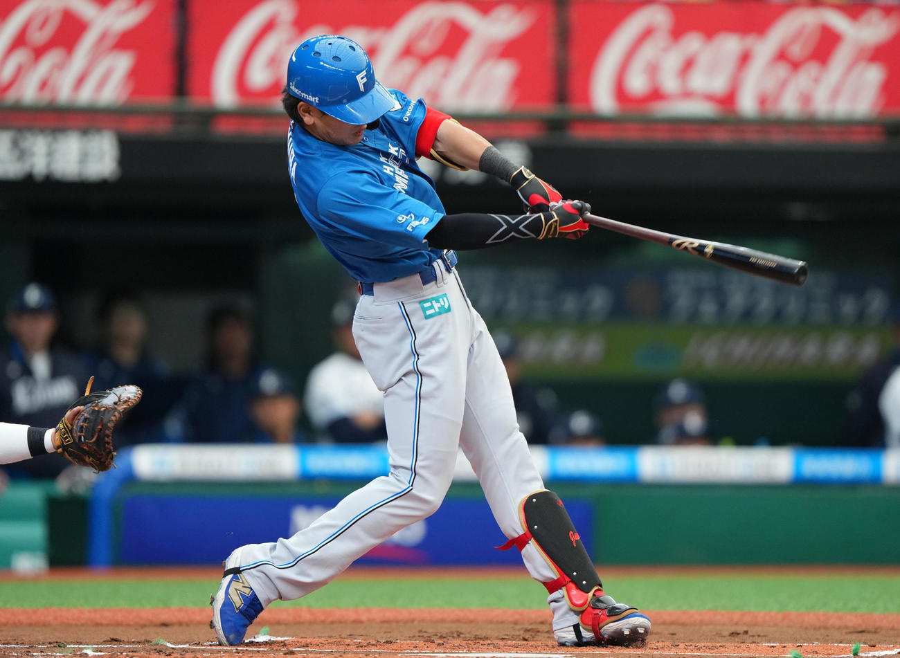 西武対日本ハム　1回表日本ハム2死二塁、左中間へ適時二塁打を放つ野村（撮影・横山健太）