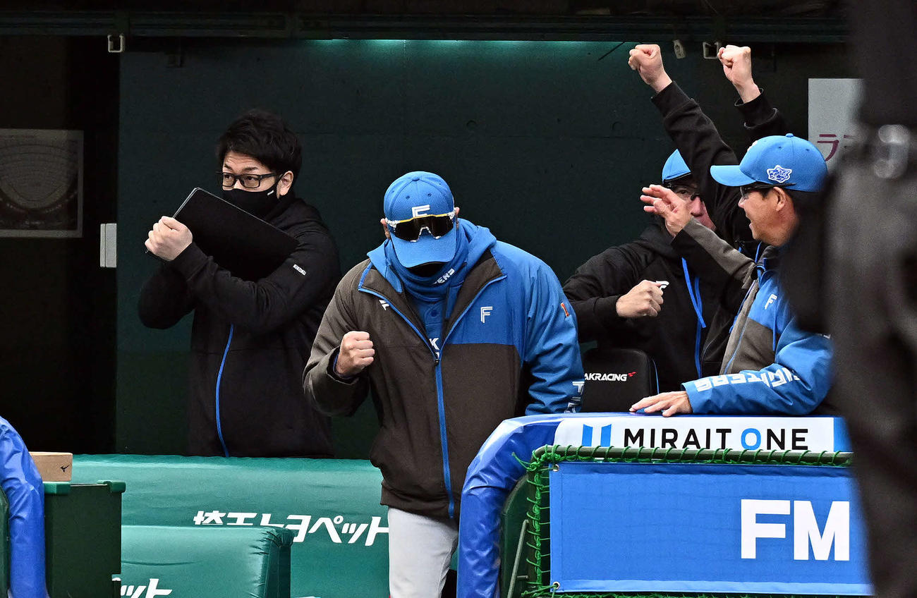 西武対日本ハム　3回表日本ハム1死一、二塁、野村の3点本塁打にガッツポーズする新庄監督（左から2人目）（撮影・滝沢徹郎）