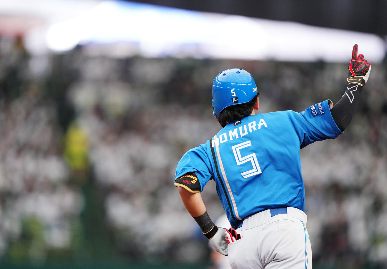 西武対日本ハム　3回表日本ハム1死一、二塁、左越え3点本塁打を放ち1本指を立てる野村（撮影・横山健太）