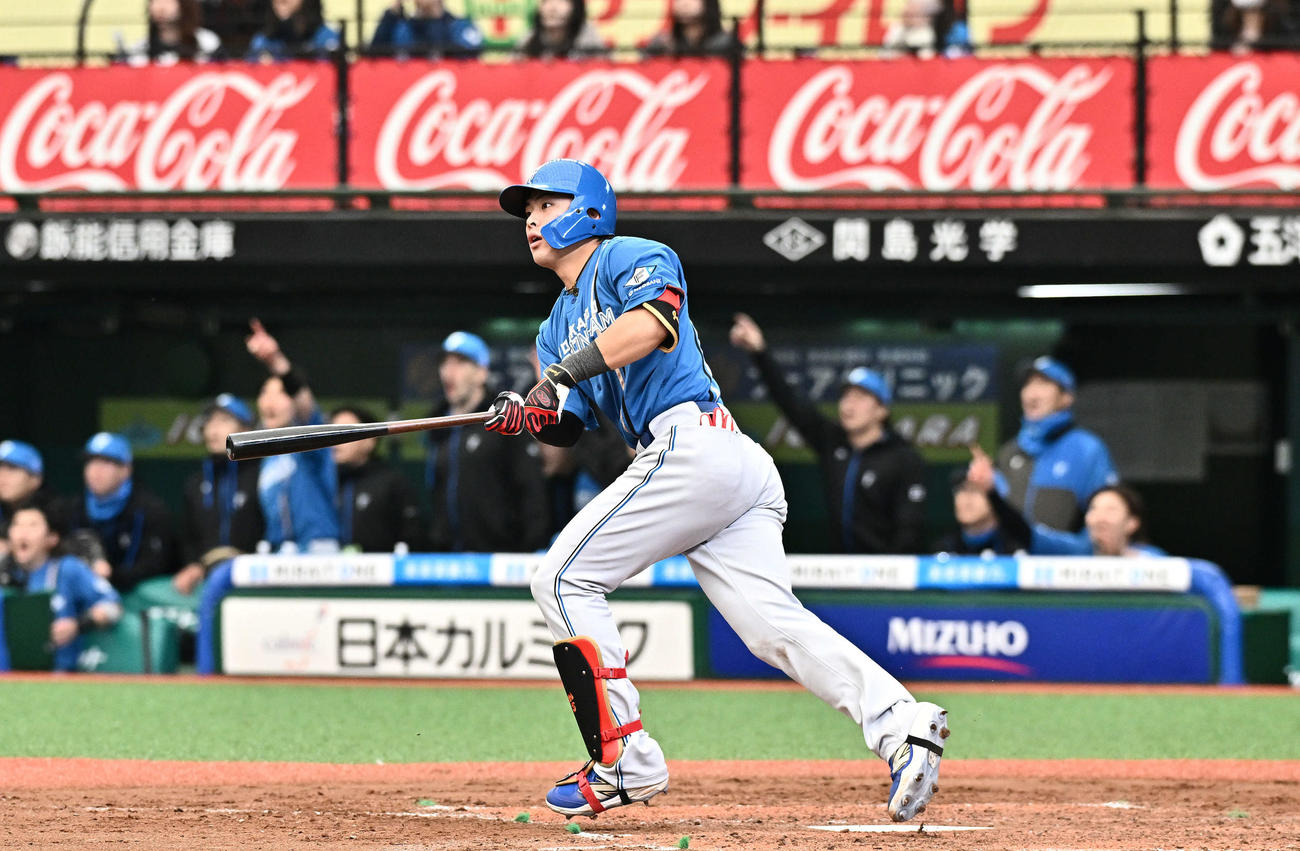 西武対日本ハム　5回表日本ハム2死二塁、野村は左越え2点本塁打を放つ（撮影・滝沢徹郎）