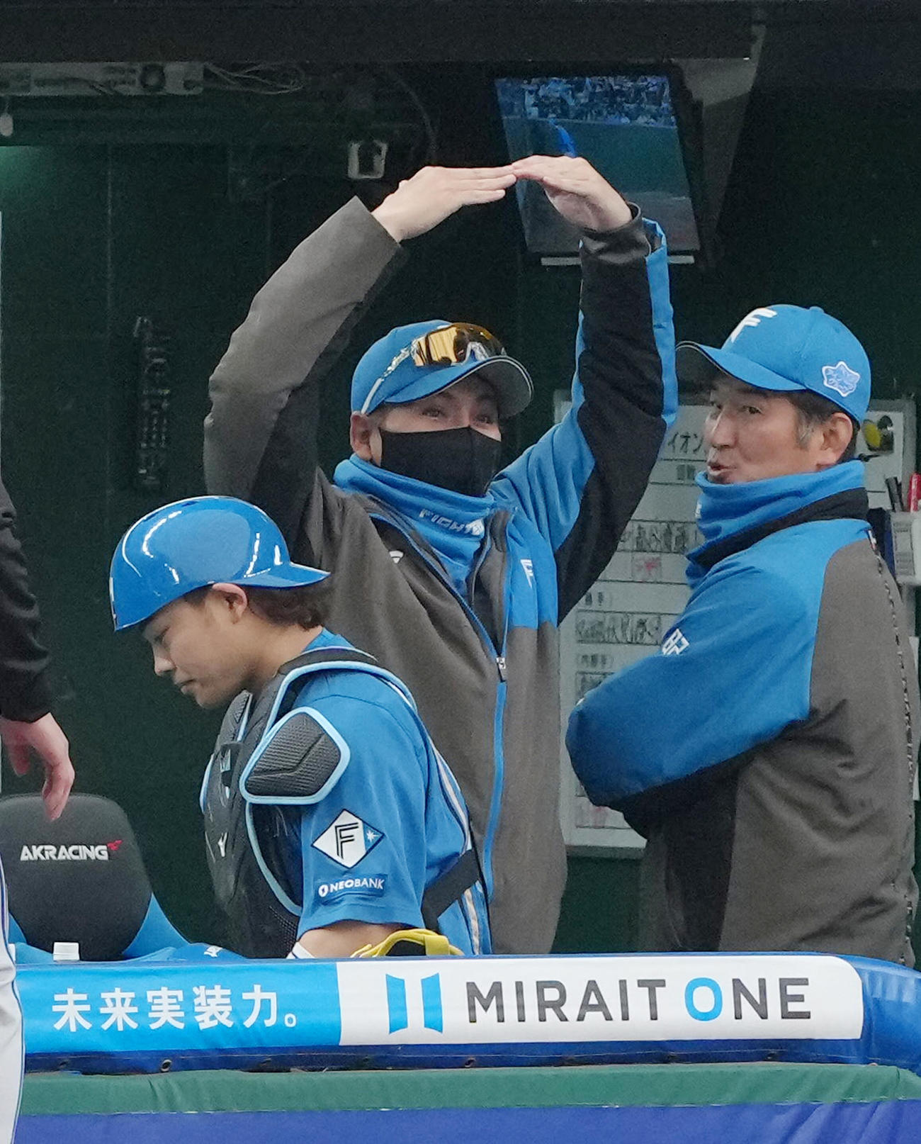 西武対日本ハム　7回裏西武の攻撃を無失点で終えた選手たちに○印を出す新庄監督（撮影・足立雅史）