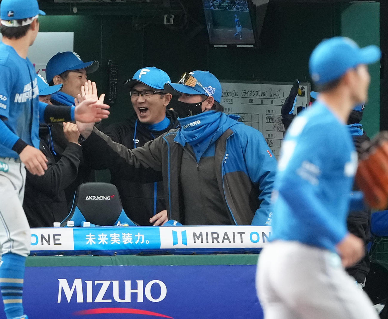 西武対日本ハム　開幕3連勝を飾り笑顔でタッチを交わす日本ハム新庄監督（中央）（撮影・足立雅史）