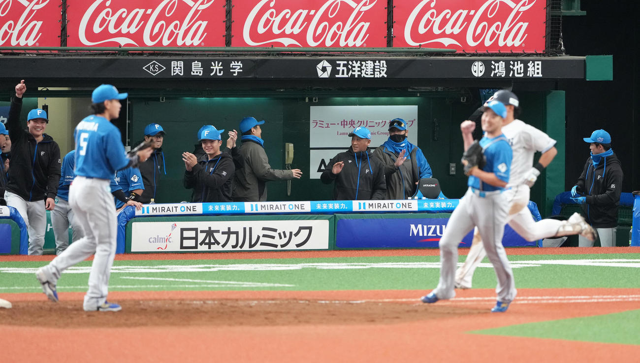 西武対日本ハム　開幕3連勝を飾り笑顔でタッチを交わす日本ハム新庄監督（後方右から2人目）（撮影・足立雅史）