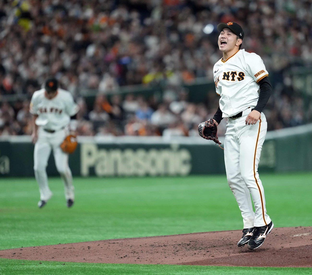 巨人対ヤクルト　3回表ヤクルト2死二、三塁、西川遥輝を空振り三振に打ち取った石川は、歓喜のジャンプ。後方坂本も同じタイミングでジャンプ（撮影・たえ見朱実）