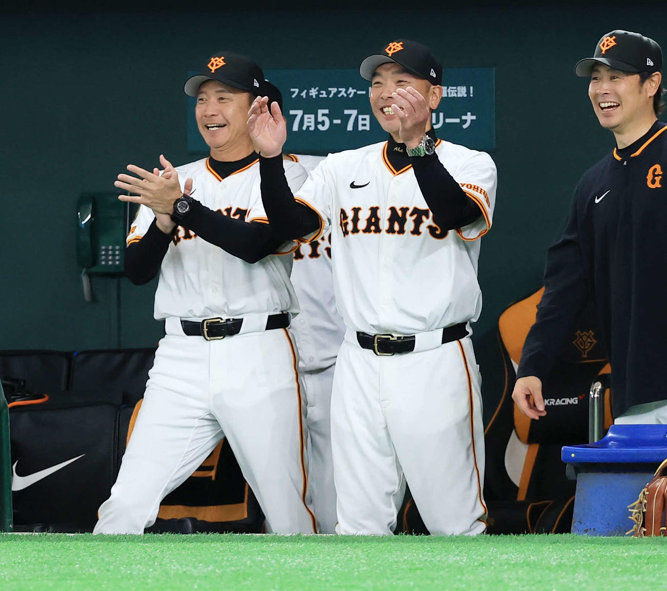 巨人対ヤクルト　2回裏巨人2死満塁、石川が先制適時打を放ち笑顔で拍手する阿部監督（撮影・浅見桂子）
