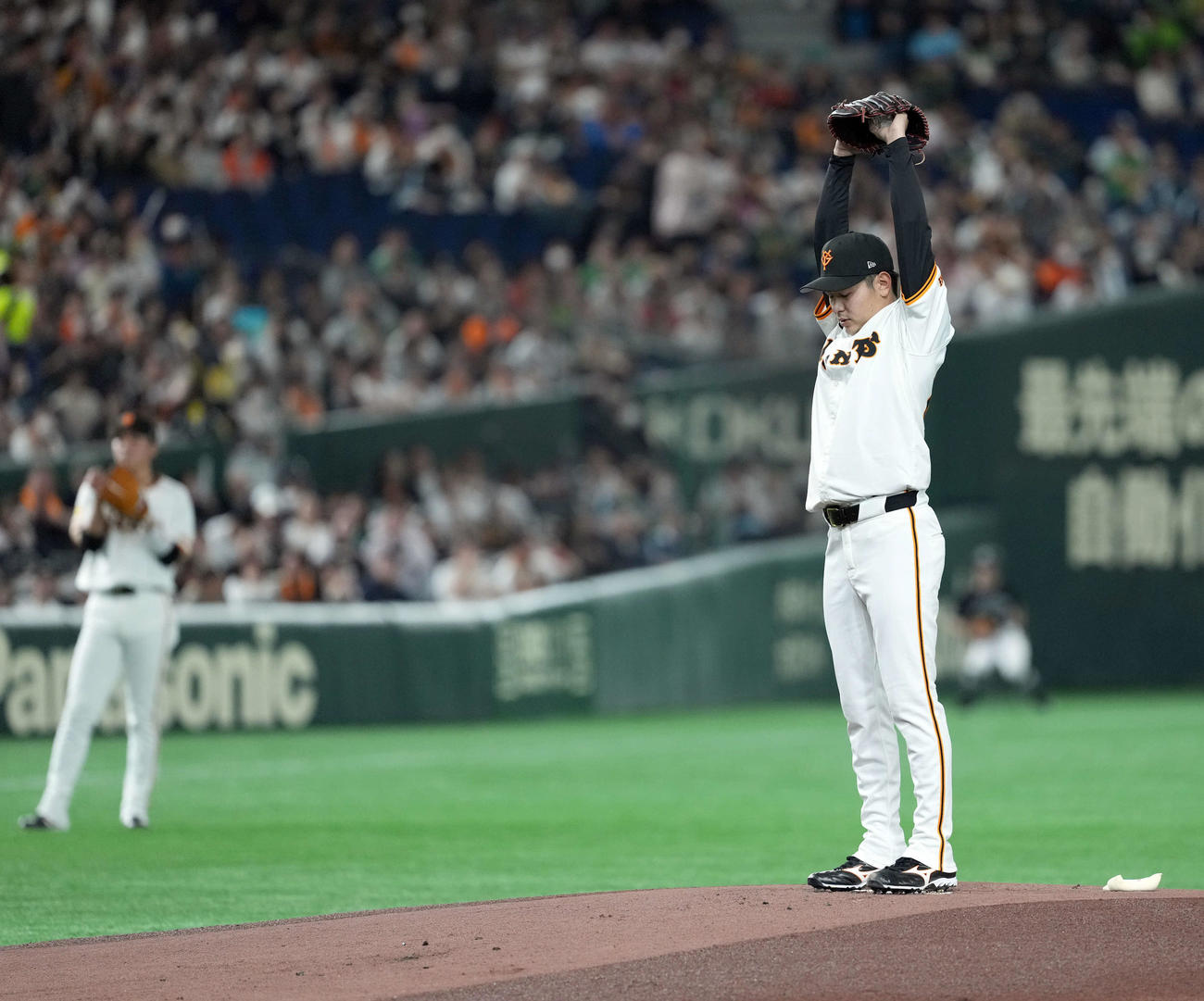 巨人対ヤクルト　集中する巨人巨人の石川（撮影・たえ見朱実）