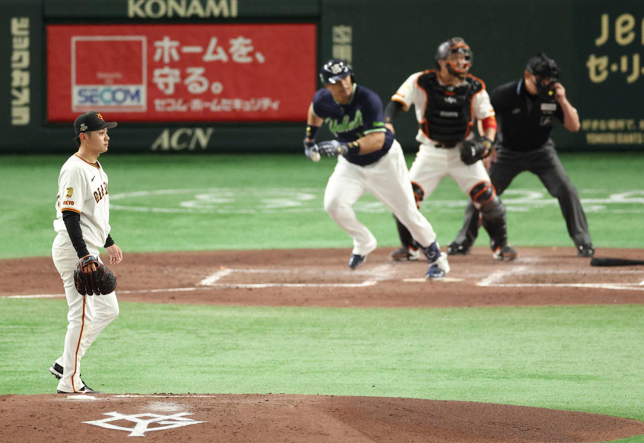 巨人対ヤクルト　4回表ヤクルト1死、オスナに左前打を浴びる石川（撮影・河田真司）