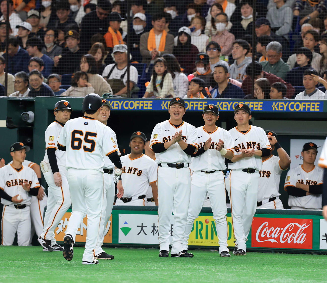 巨人対ヤクルト　2回裏巨人の攻撃終了後、先制適時打の石川〔手前）を拍手で迎える長野（中央）ら（撮影・浅見桂子）