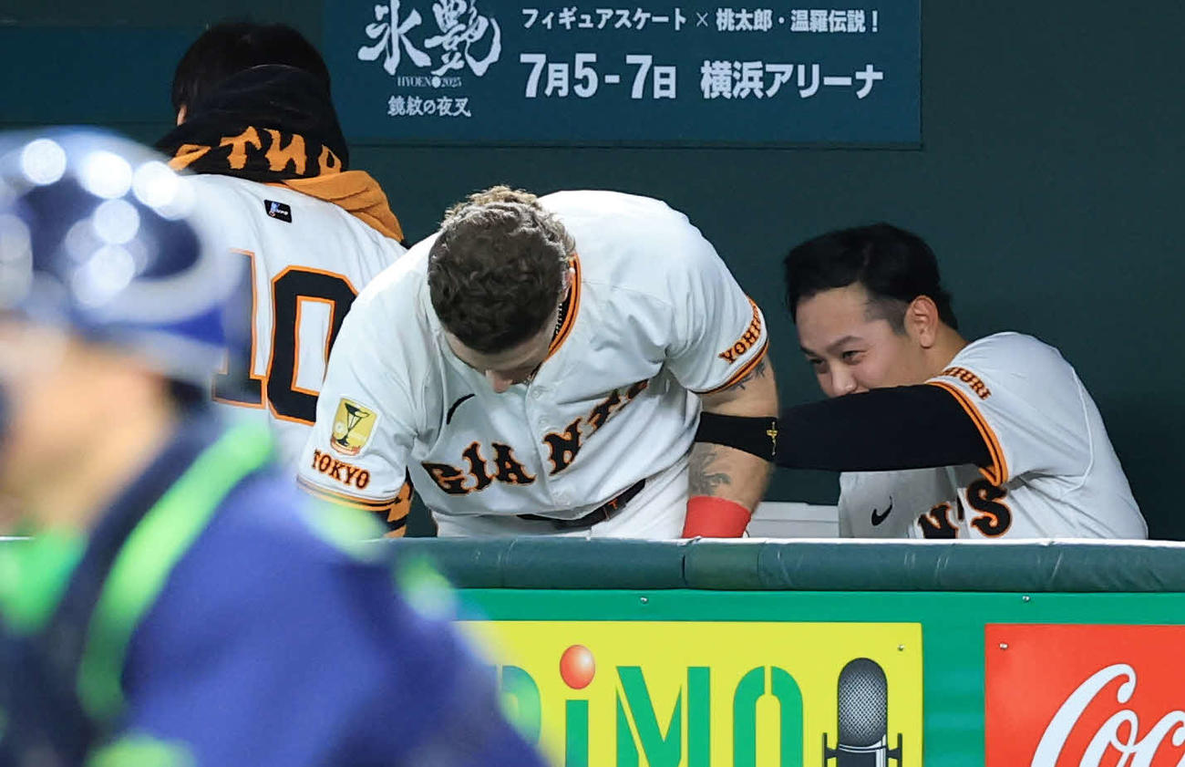 巨人対ヤクルト　5回表ヤクルトの攻撃を抑えた石川（右）は甲斐と笑顔でグータッチ（撮影・浅見桂子）