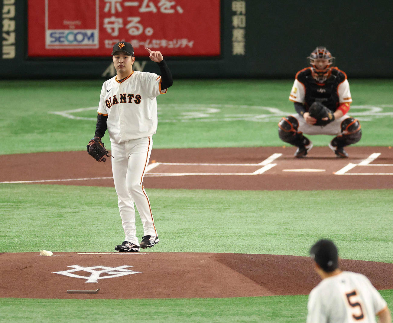 巨人対ヤクルト　マウンドに上がる先発の巨人石川（撮影・河田真司）