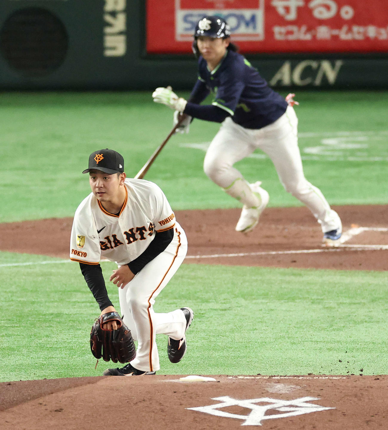 巨人対ヤクルト　2回表ヤクルト1死、長岡を二ゴロに抑える高橋（撮影・河田真司）