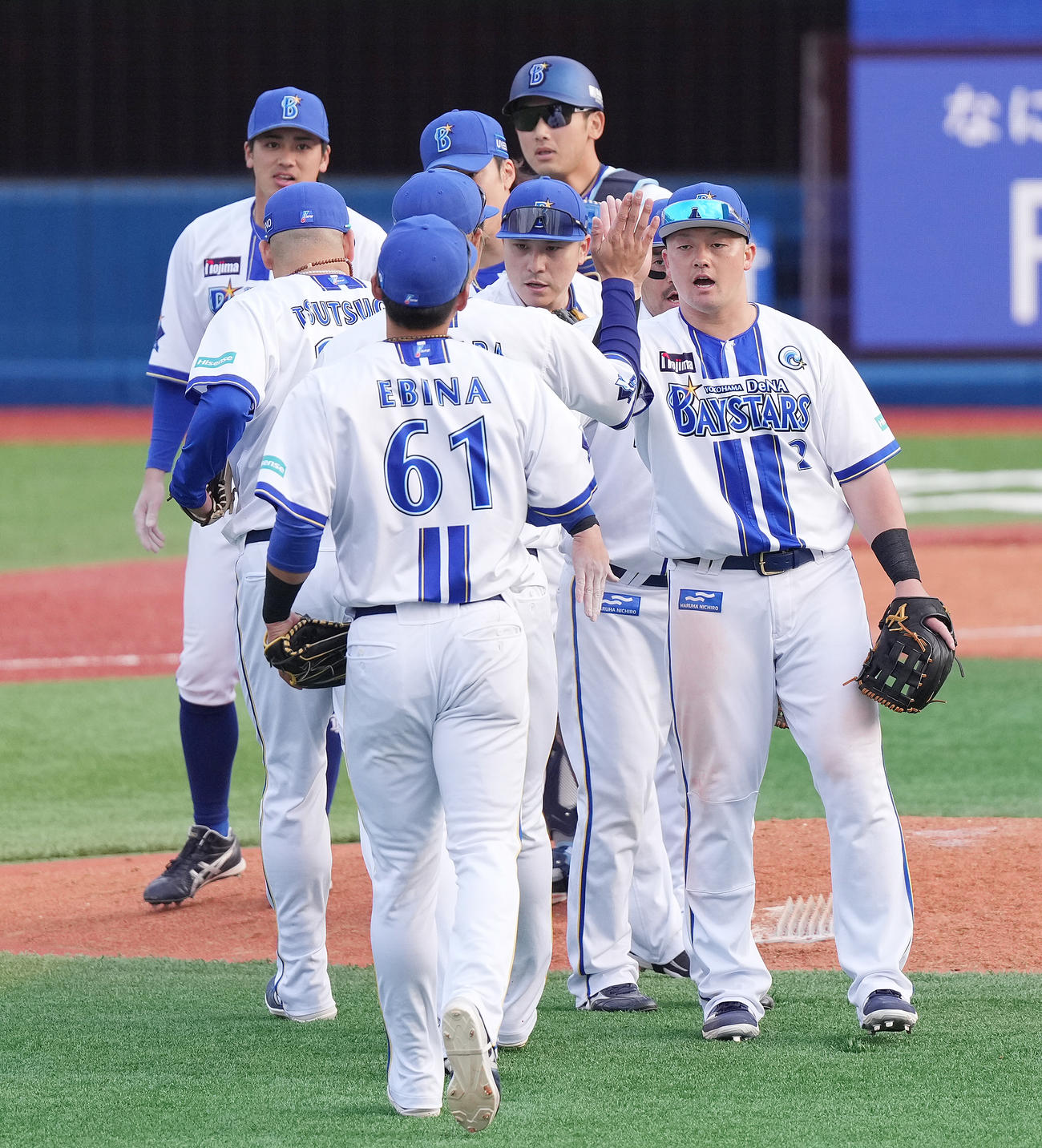 DeNA対中日　中日に勝利し、タッチを交わす牧（右）らDeNAナイン（撮影・鈴木みどり）