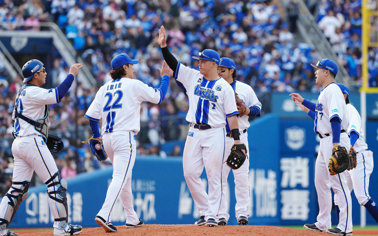 DeNA対中日　試合後、勝利しタッチを交わす牧（中央）らDeNAの選手たち（撮影・江口和貴）