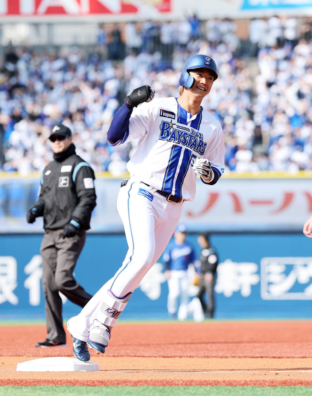 DeNA対中日　4回裏DeNA無死、梶原は中越えソロ本塁打を放ちガッツポーズ（撮影・鈴木正人）　