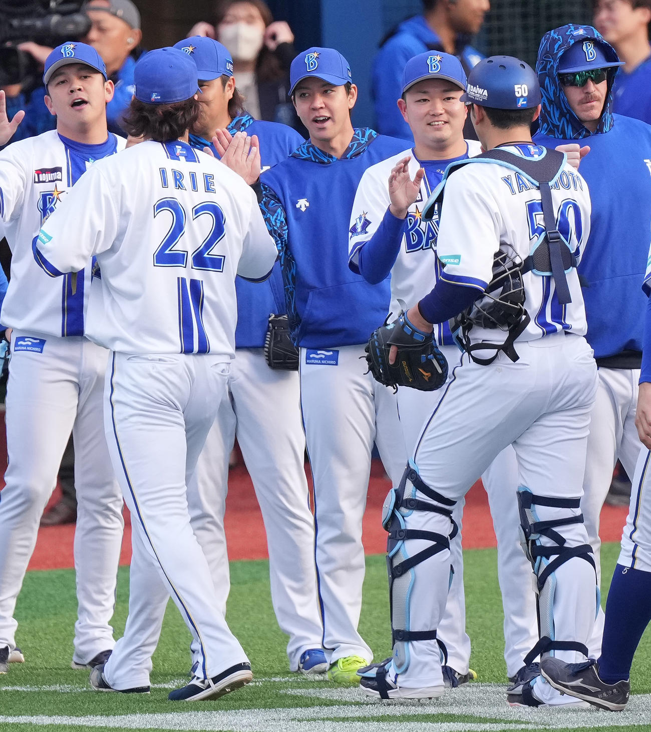 DeNA対中日　中日に勝利し、ナインを迎えるDeNA平良（中央）（撮影・鈴木みどり）