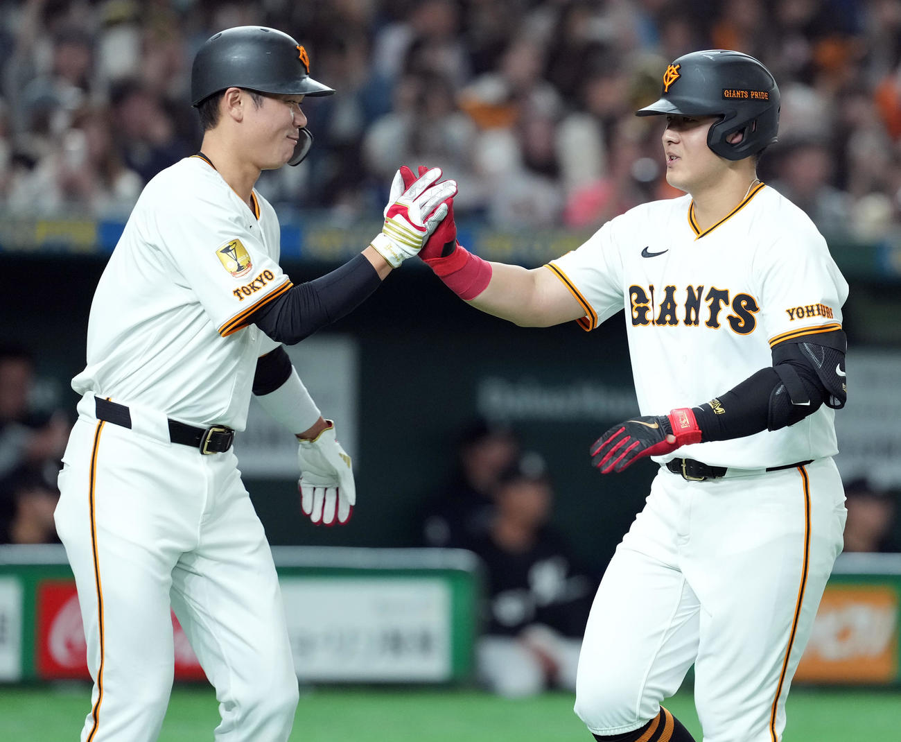 巨人坂本勇人とハイタッチをする岡本和真（2025年3月22日撮影）