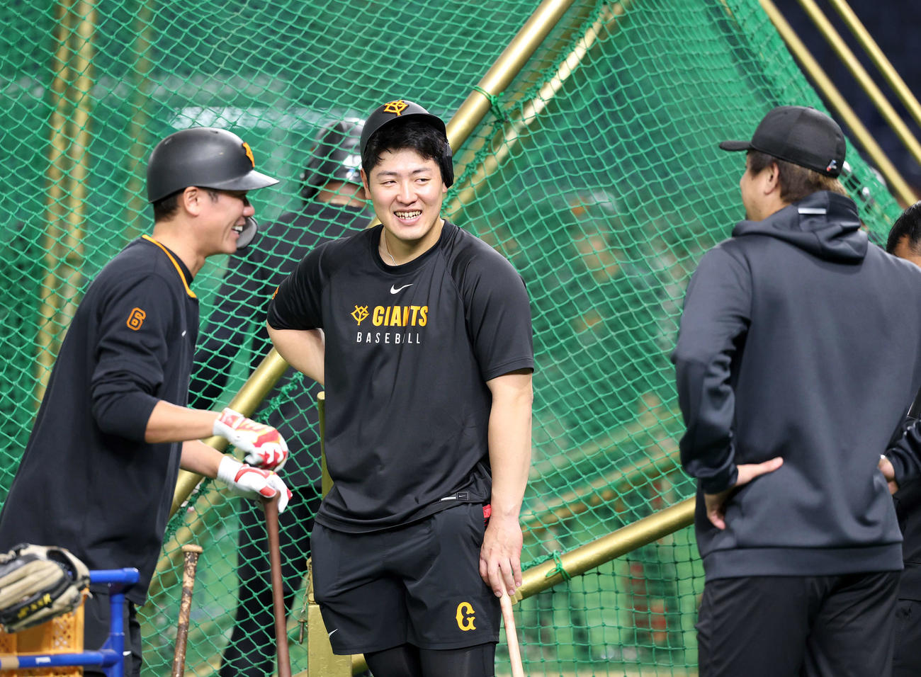 練習中に笑顔で話す左から巨人坂本、岡本、ロッテ沢村（2025年3月22日撮影）　