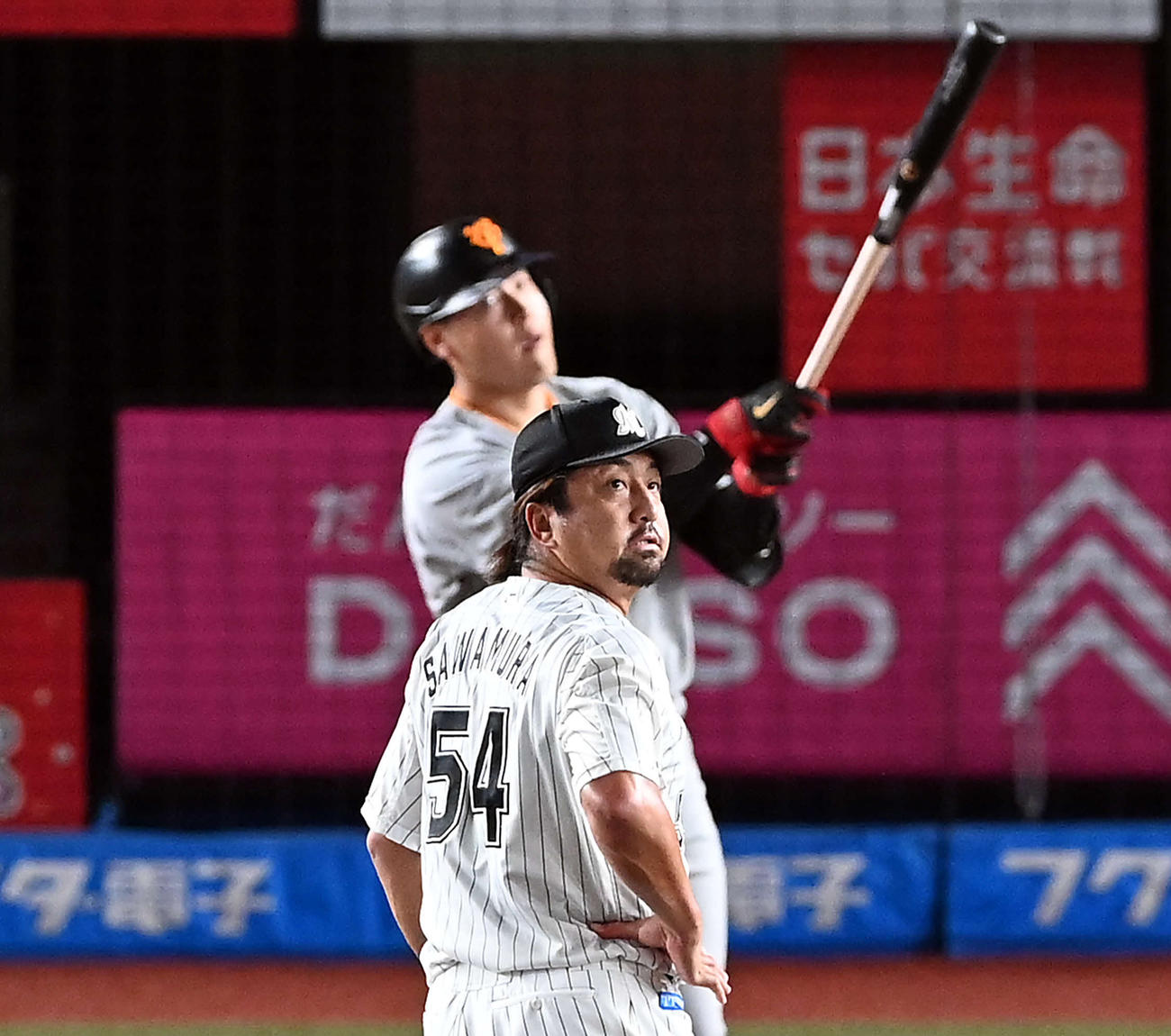 ロッテ沢村拓一から2ランを放った巨人岡本（2023年5月31日撮影）