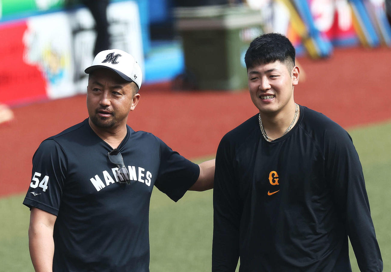試合前、言葉を交わすロッテ沢村拓一（左）と巨人岡本和真（2023年撮影）