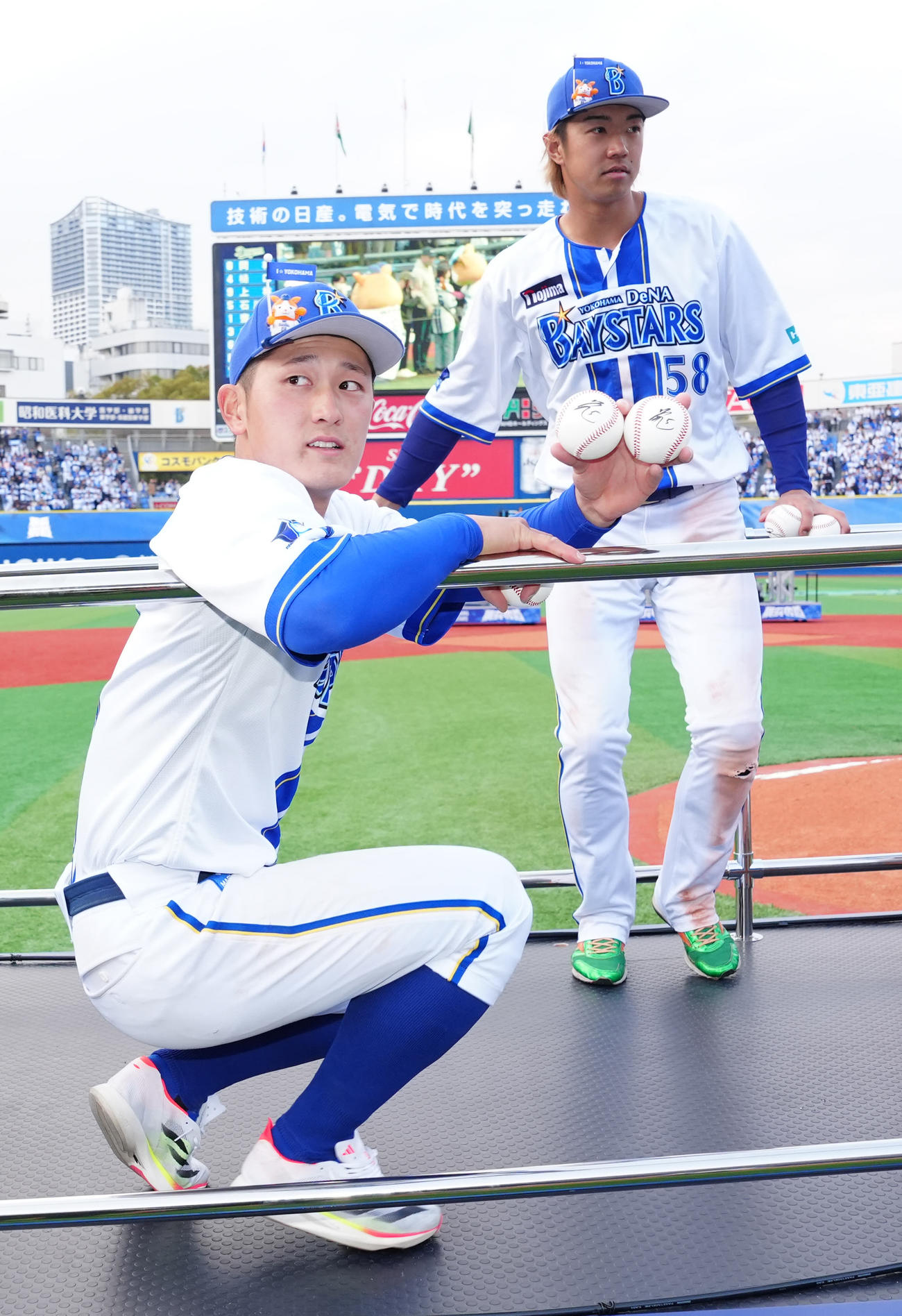 DeNA対中日　試合後、場内1周するDeNA松尾（左）と梶原（撮影・江口和貴）