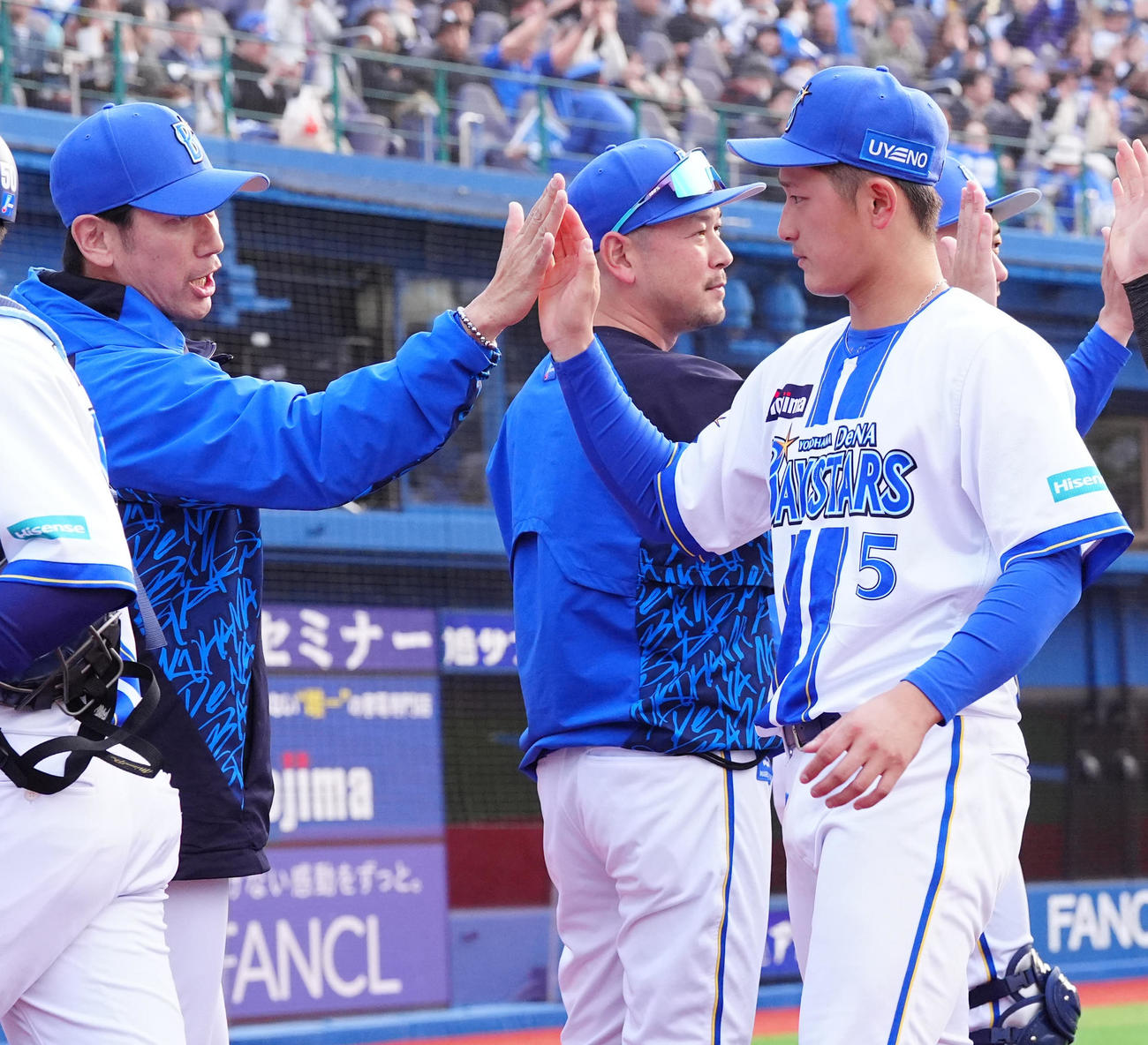 DeNA対中日　試合後、DeNA三浦監督（左）とタッチを交わす松尾（撮影・江口和貴）