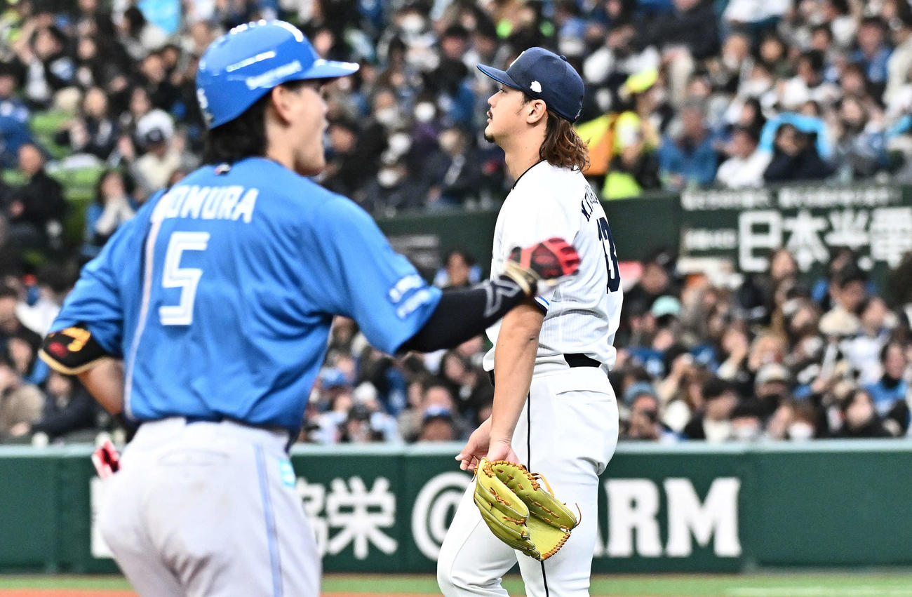 西武対日本ハム　3回表日本ハム1死一、二塁、野村（手前）3点本塁打を許す高橋（撮影・滝沢徹郎）