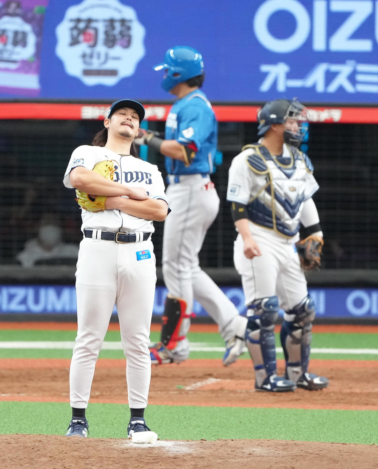 西武対日本ハム　5回表日本ハム2死二塁、野村（後方）に左越え2点本塁打を浴びた高橋（撮影・足立雅史）