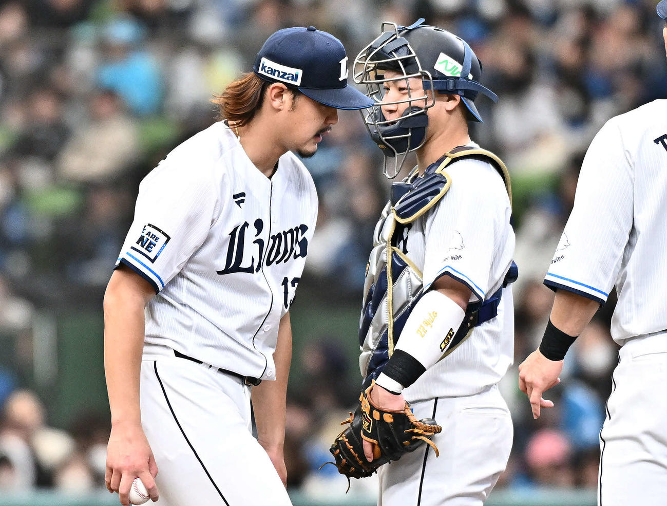 西武対日本ハム　5回表日本ハム2死二塁、野村に2点本塁打を許しマウンド上で話す高橋（左）と古賀悠（撮影・滝沢徹郎）